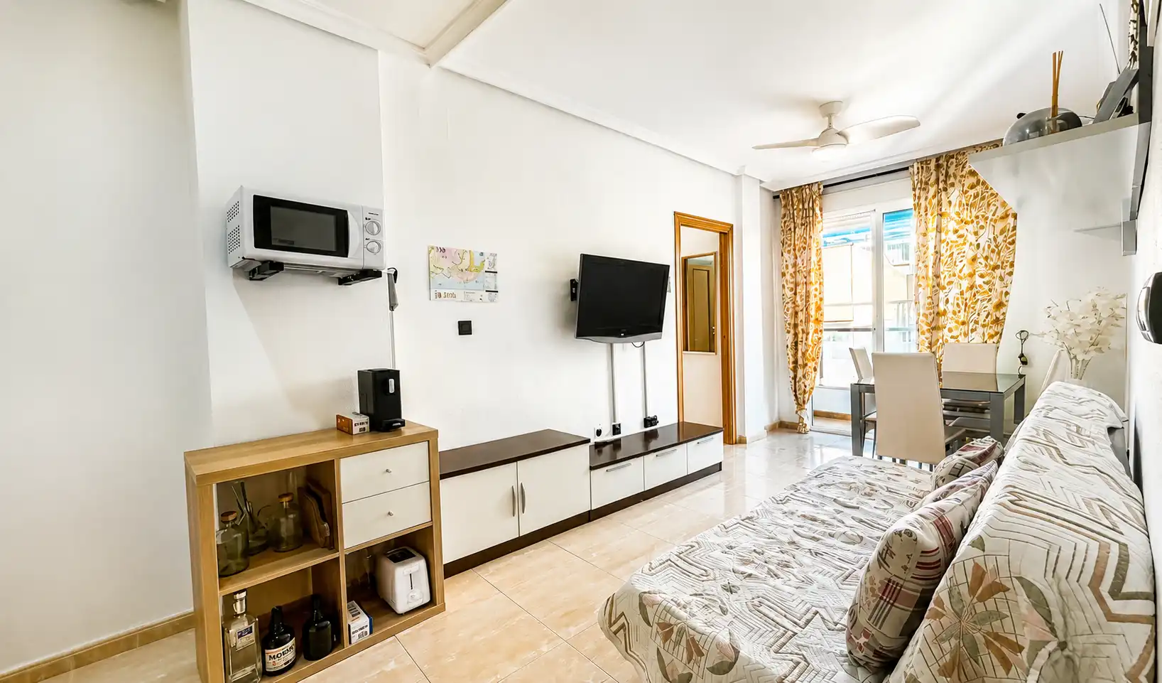 Sala d'estar de Apartament de lloguer en Torrevieja amb Aire condicionat, Calefacció i Terrassa