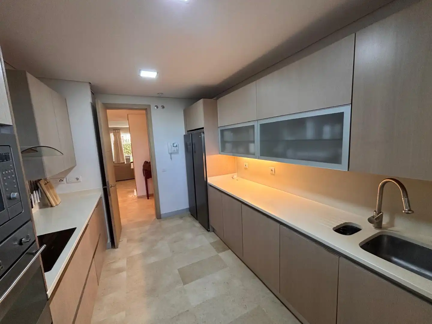Küche von Wohnung zum Verkauf in Sotogrande mit Klimaanlage, Heizung und Privatgarten