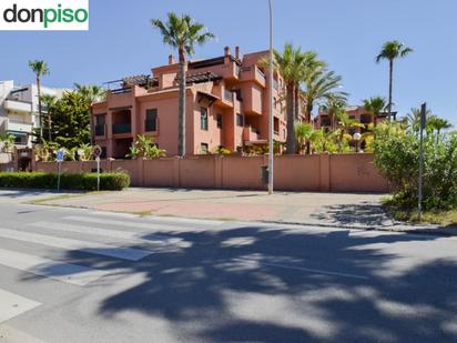 Vista exterior de Pis en venda en Salobreña amb Jardí privat, Terrassa i Piscina comunitària