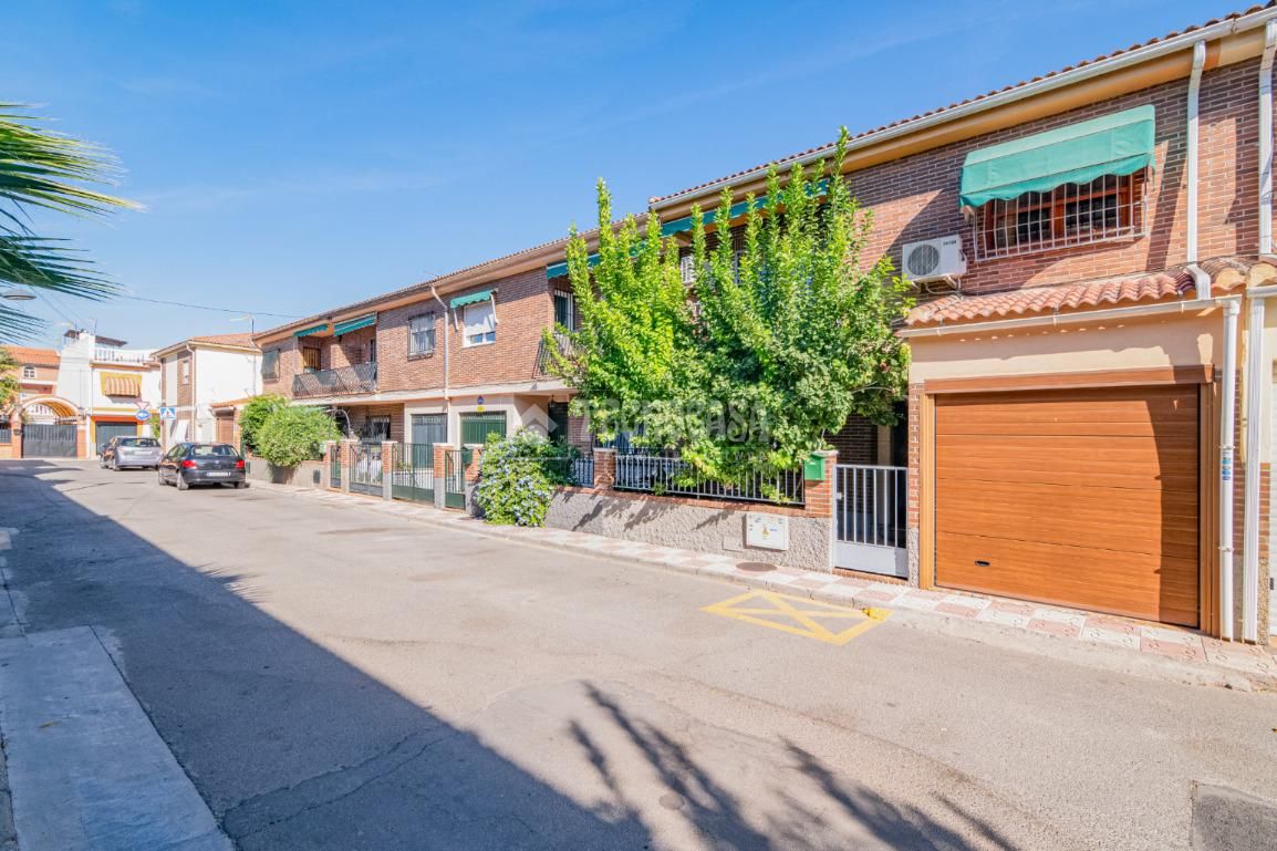Vista exterior de Casa o chalet en venta en Armilla con Aire acondicionado y Balcón