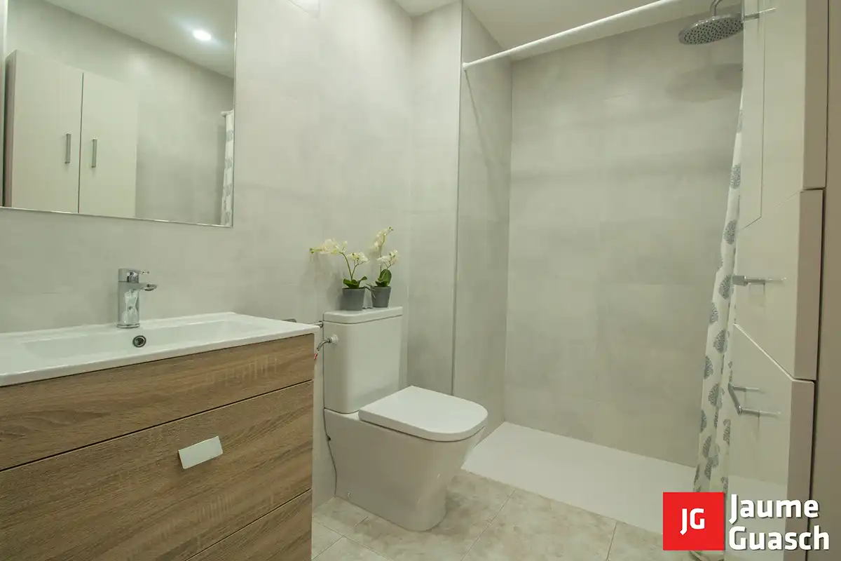 Bathroom of Flat for sale in Torredembarra  with Air Conditioner, Heating and Oven