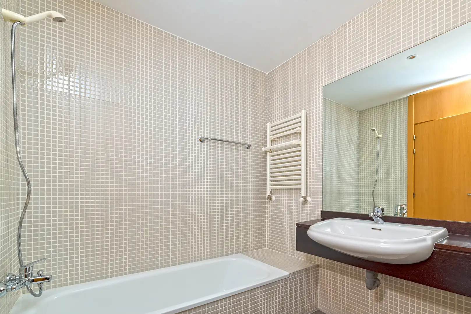 Bathroom of Flat for sale in Madrid  with Storage room and Community pool