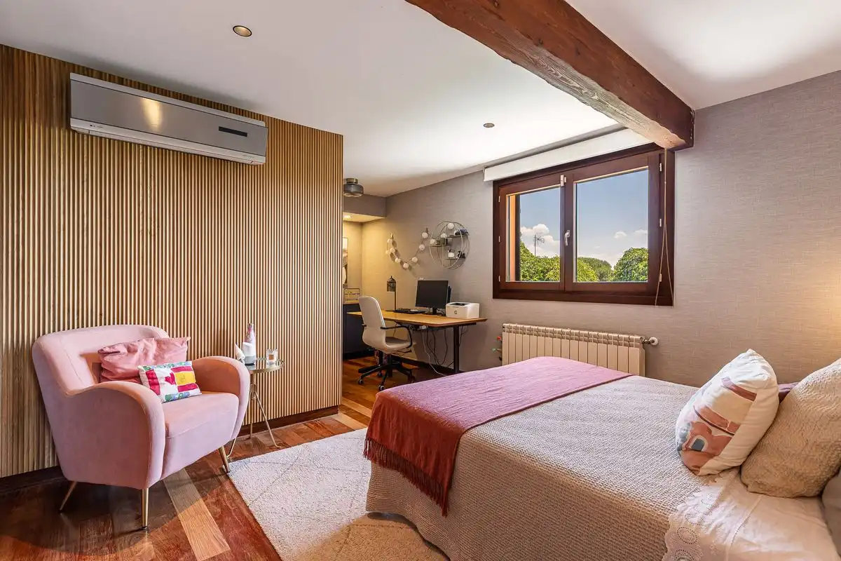Schlafzimmer von Einfamilien-Reihenhaus zum Verkauf in Boadilla del Monte mit Klimaanlage, Heizung und Privatgarten