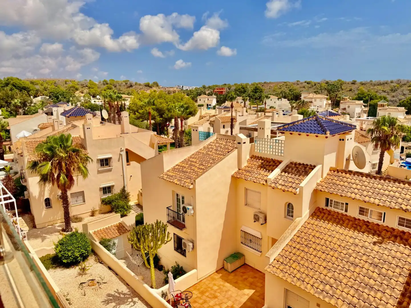 Vista exterior de Àtic en venda en Orihuela amb Aire condicionat, Terrassa i Traster