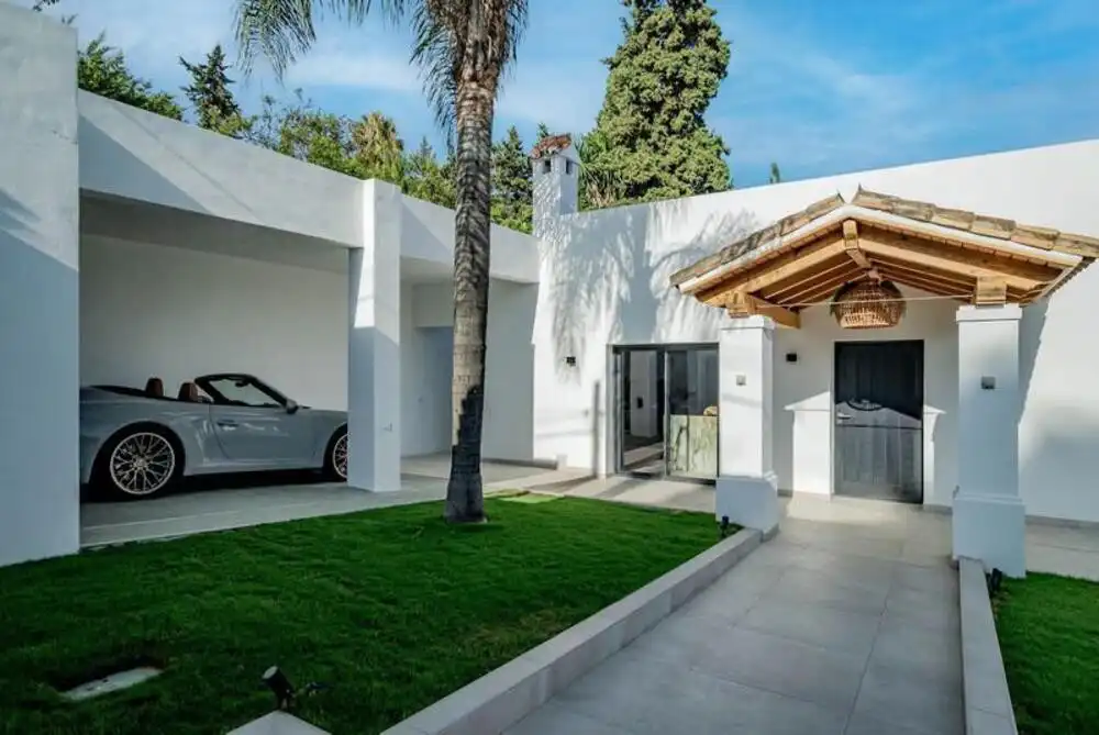 Vista exterior de Casa o xalet de lloguer en Marbella amb Aire condicionat, Jardí privat i Terrassa