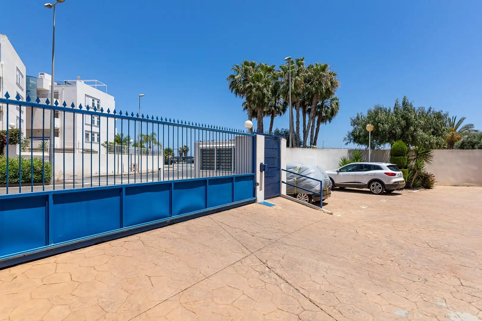 Aparcament de Planta baixa en venda en Orihuela amb Jardí privat, Terrassa i Piscina comunitària