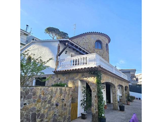 Casa-chalet en Venta en Calle Víctor Català en Fenals