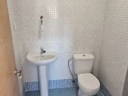Badezimmer von Wohnung zum Verkauf in Carmena mit Balkon