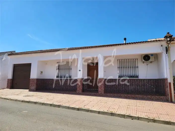 Vista exterior de Casa o xalet en venda en Humilladero amb Aire condicionat i Piscina