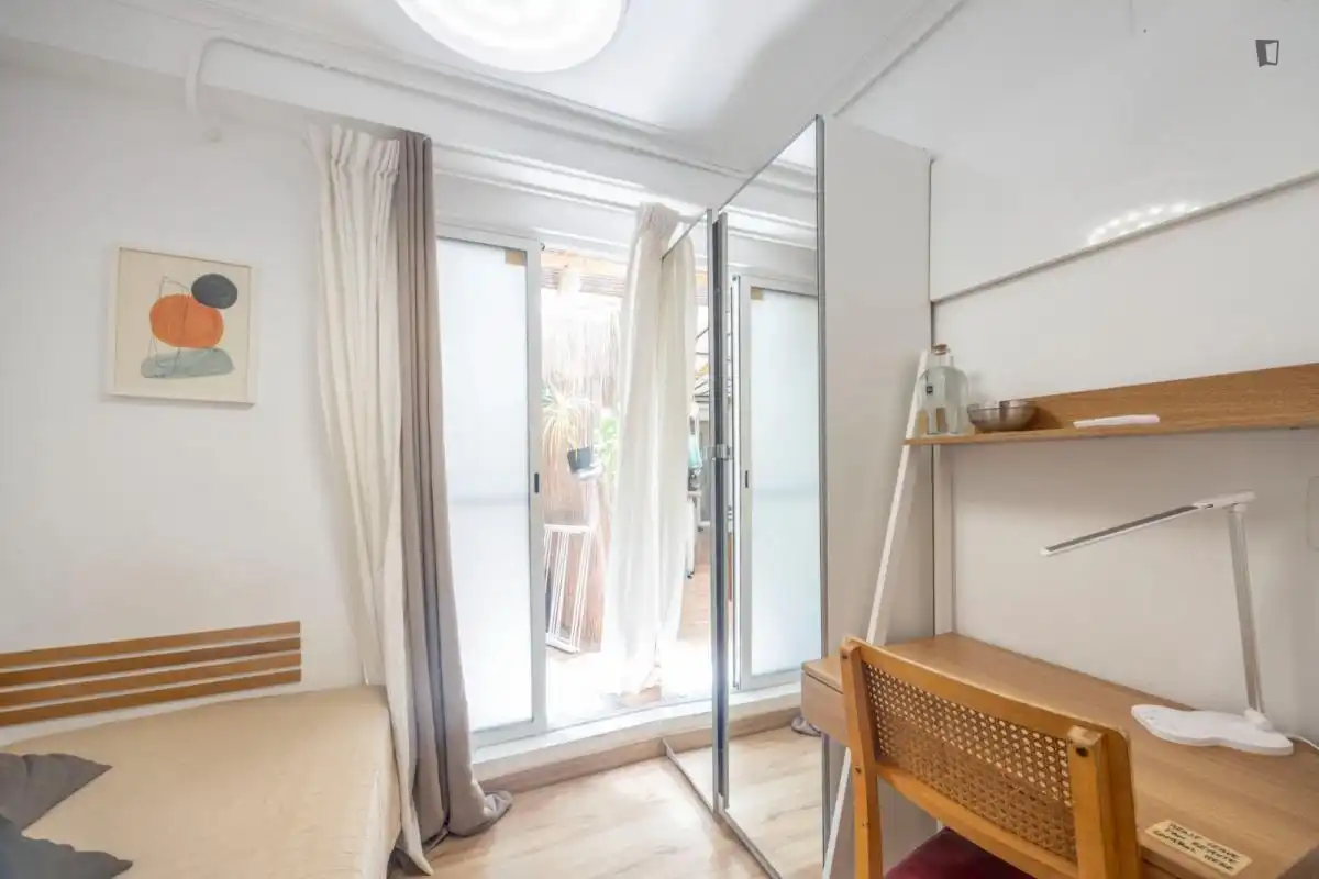 Terraza de Apartamento para compartir en Valencia con Amueblado, Horno y Lavadora