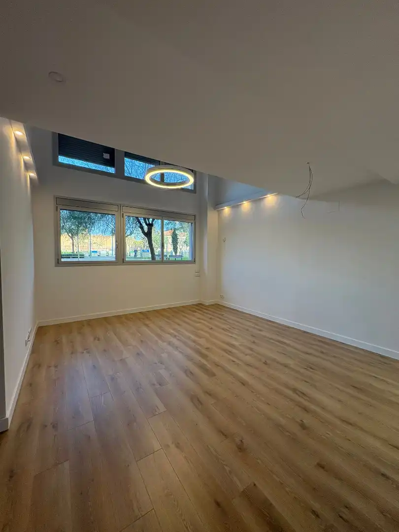 Sala d'estar de Dúplex en venda en Cornellà de Llobregat amb Aire condicionat, Calefacció i Parquet