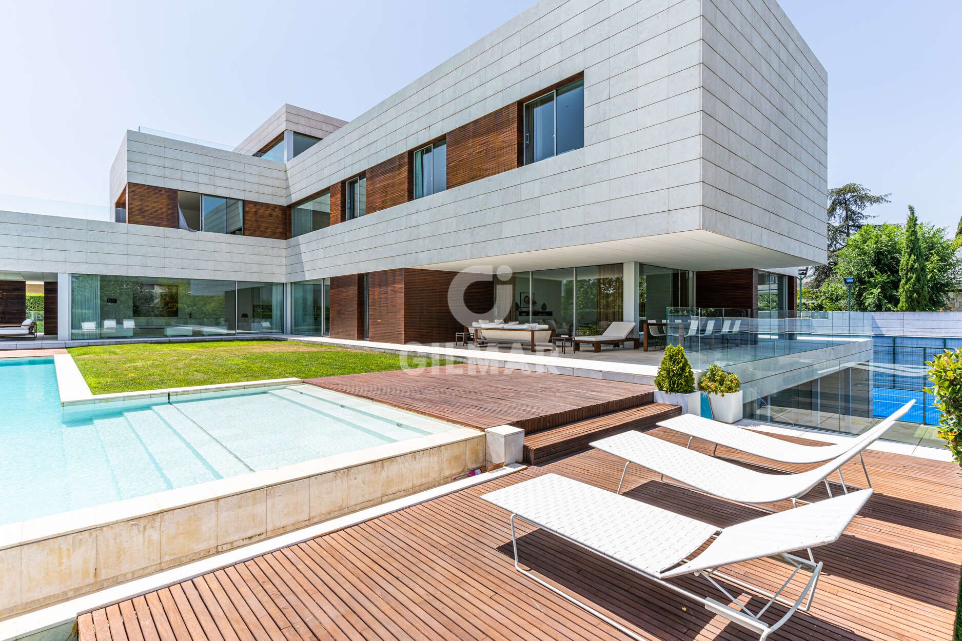 Vista exterior de Casa o xalet en venda en  Madrid Capital amb Calefacció i Piscina