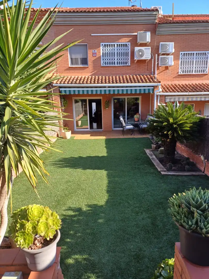 Terrasse von Einfamilien-Reihenhaus zum Verkauf in Castellbisbal mit Klimaanlage, Heizung und Privatgarten