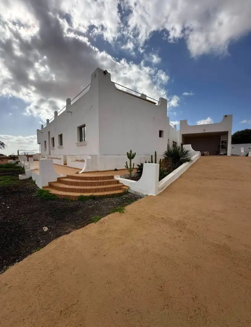 Außenansicht von Haus oder Chalet zum Verkauf in Antigua mit Privatgarten und Terrasse