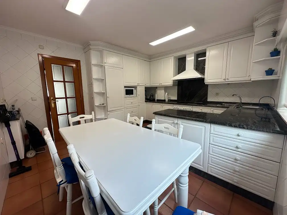 Cocina de Casa o chalet en venta en Santiago de Compostela  con Calefacción, Jardín privado y Parquet