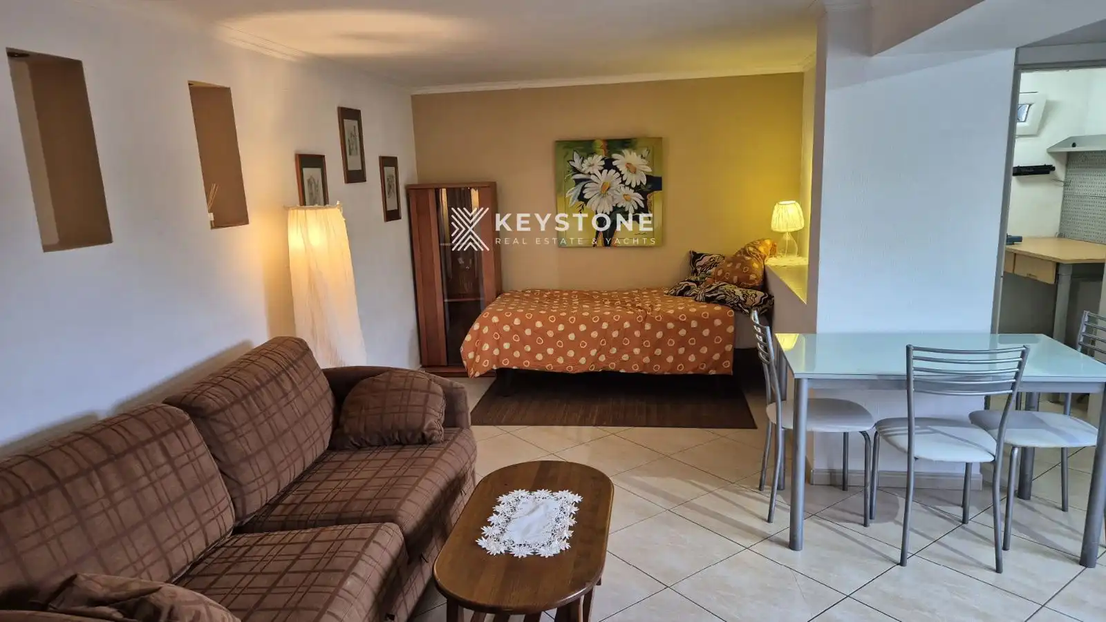 Sala d'estar de Estudi de lloguer en Calvià amb Moblat