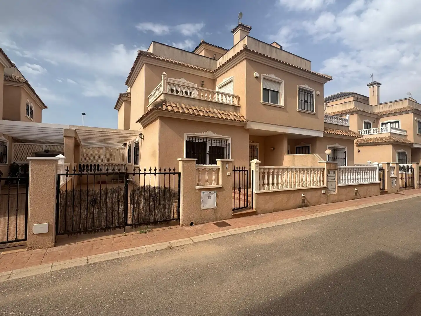 Vista exterior de Casa adosada en venta en San Javier con Terraza, Balcón y Piscina comunitaria