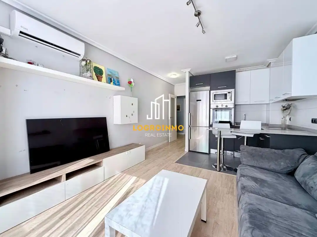 Living room of Flat for sale in  Logroño  with Air Conditioner, Heating and Parquet flooring