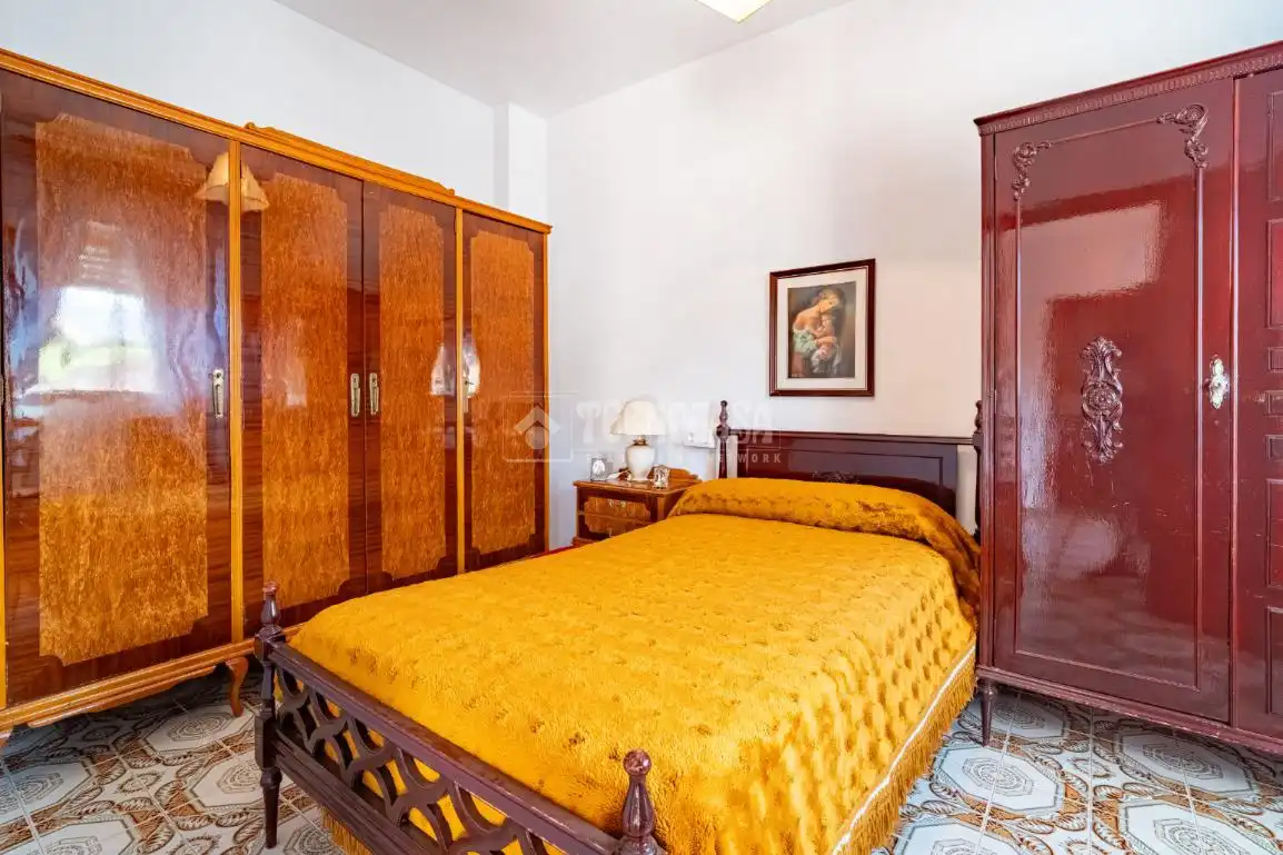 Dormitori de Casa adosada en venda en Iznalloz amb Aire condicionat