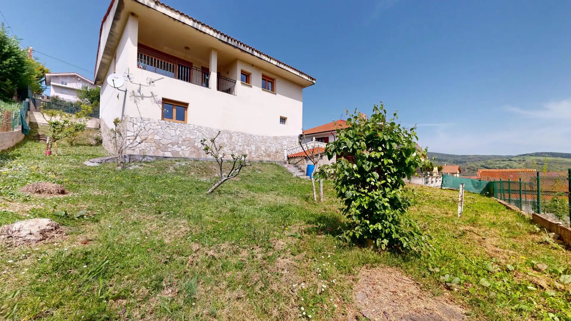 Außenansicht von Haus oder Chalet zum Verkauf in Valle de Mena mit Heizung, Privatgarten und Terrasse