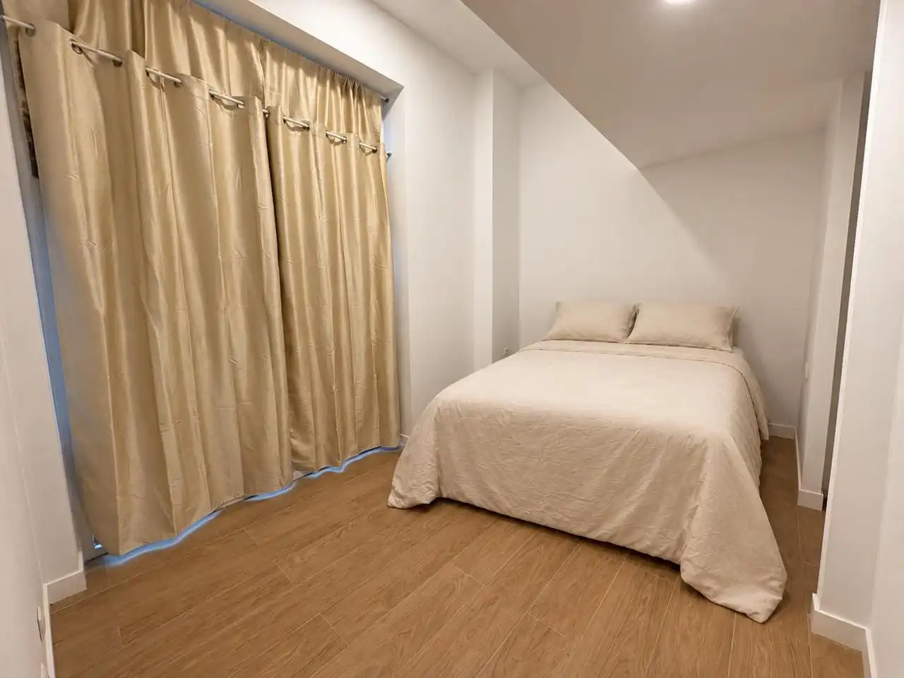 Erdgeschosswohnung zur Miete in Calle de Ilustración