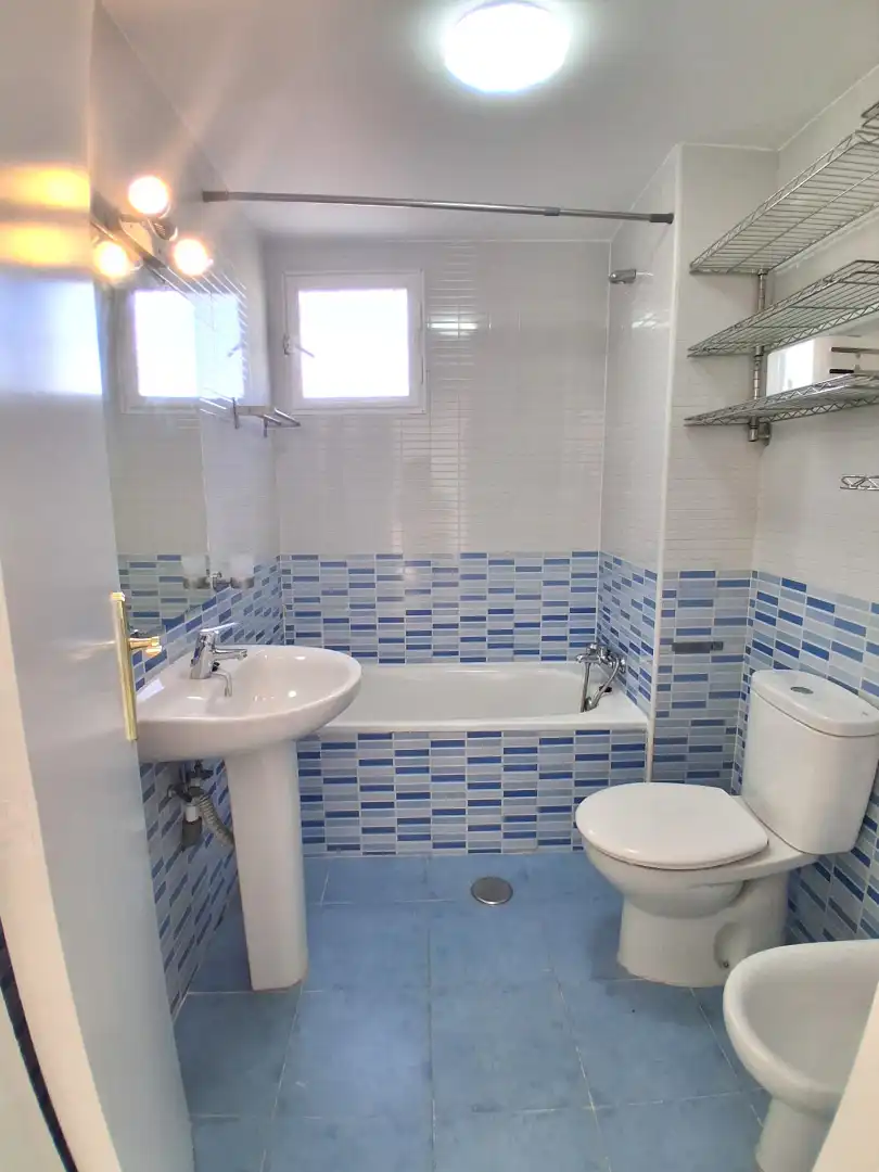 Badezimmer von Wohnung zur Miete in Sevilla mit Klimaanlage, Terrasse und Waschmaschine