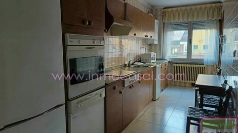 Se vende gran  piso con ascensor en La Felguera, consta de tres amplias habitaciones, enorme salóncomedor con chimenea, cocina, do
