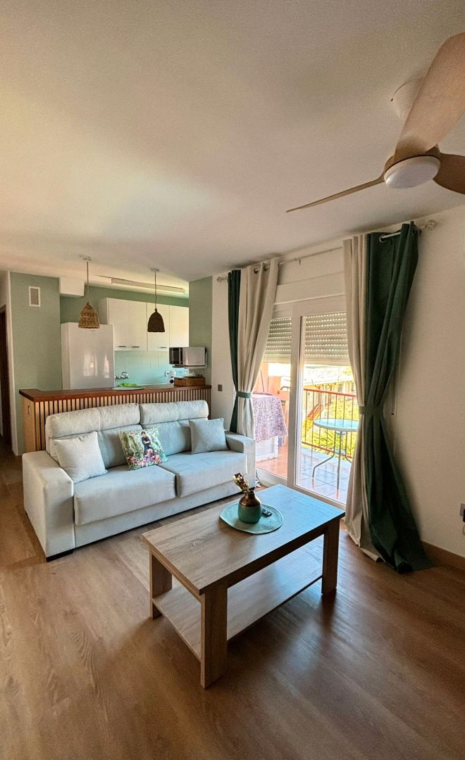 Sala d'estar de Apartament de lloguer en Torremolinos amb Aire condicionat, Calefacció i Parquet