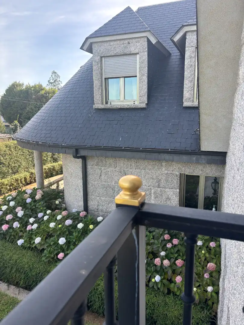 Vista exterior de Casa o chalet en venta en Santiago de Compostela  con Calefacción, Jardín privado y Parquet
