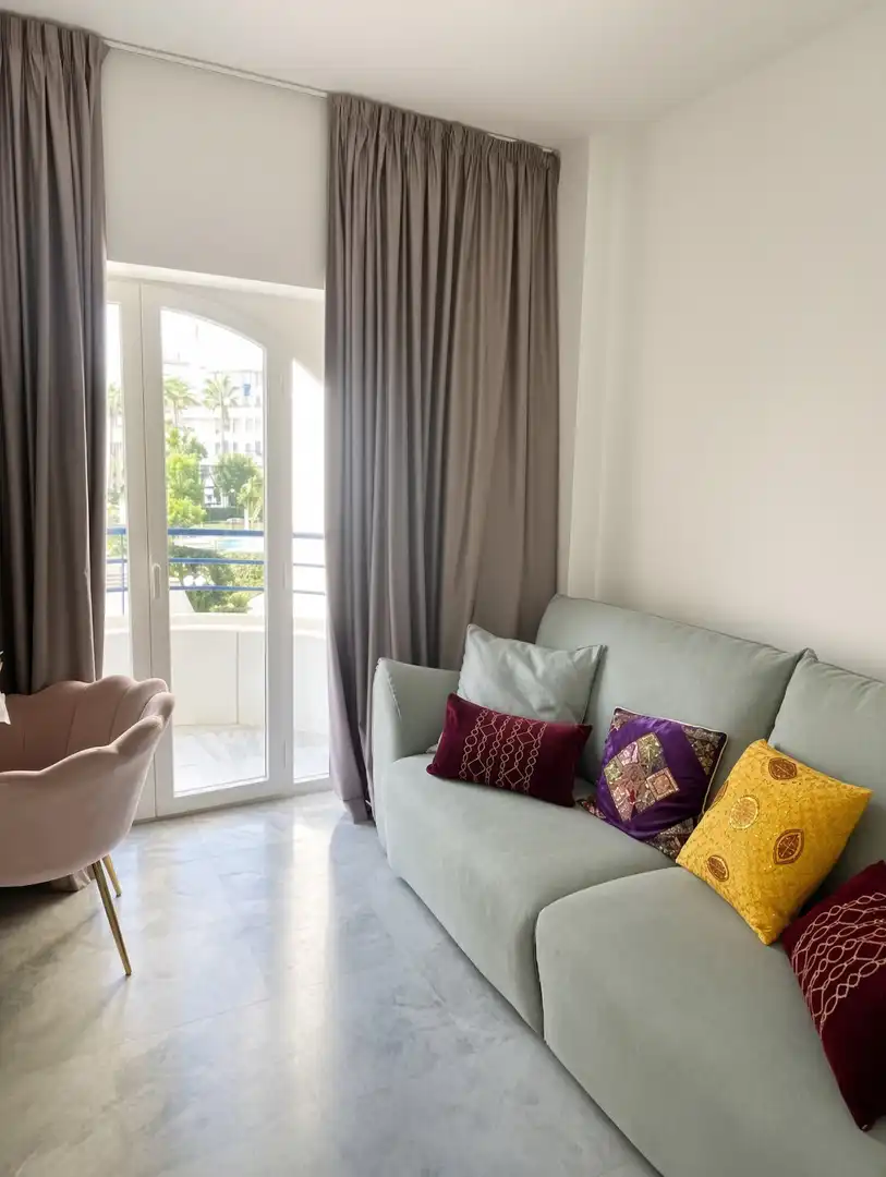 Sala d'estar de Dúplex en venda en Marbella amb Aire condicionat, Terrassa i Traster