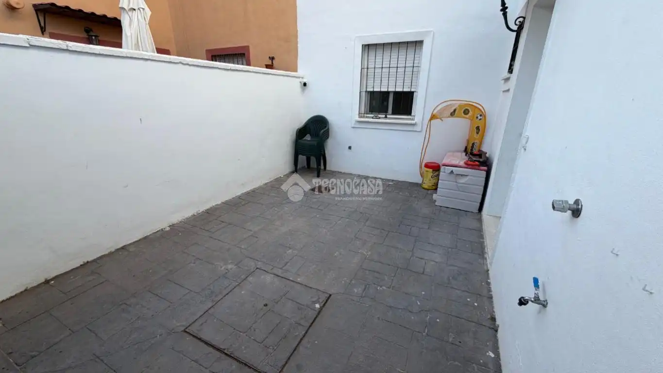 Casa aparellada en venda a Albaida del Aljarafe, imagen 2
