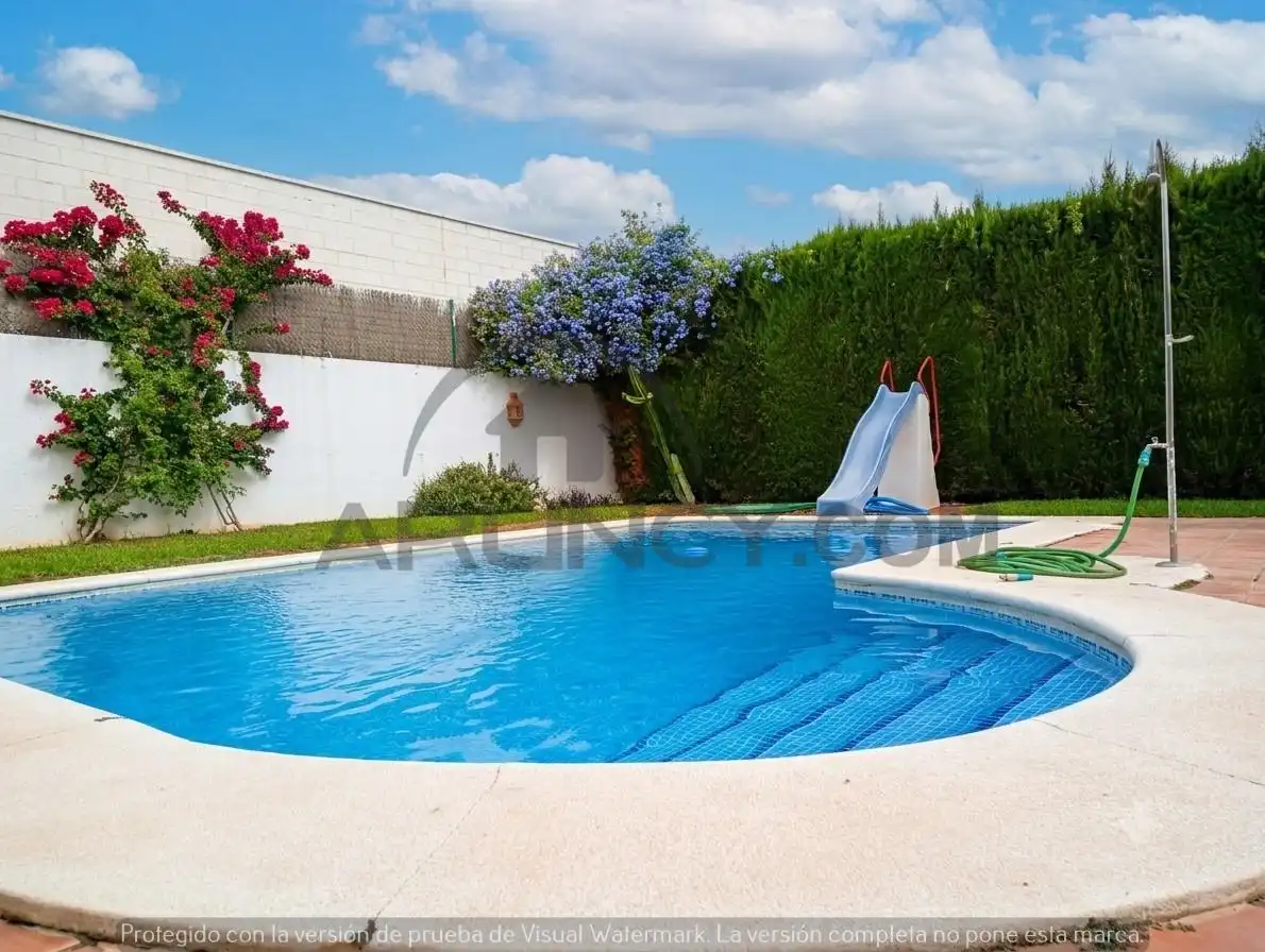 Piscina de Casa adosada en venta en Alcalá de Guadaira con Aire acondicionado, Calefacción y Jardín privado