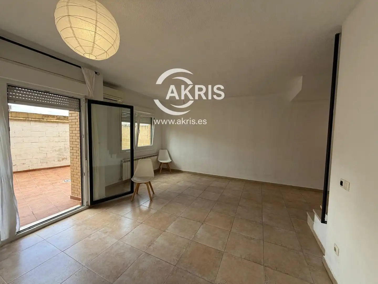 Wohnzimmer von Einfamilien-Reihenhaus zum Verkauf in Casarrubios del Monte mit Klimaanlage, Heizung und Terrasse