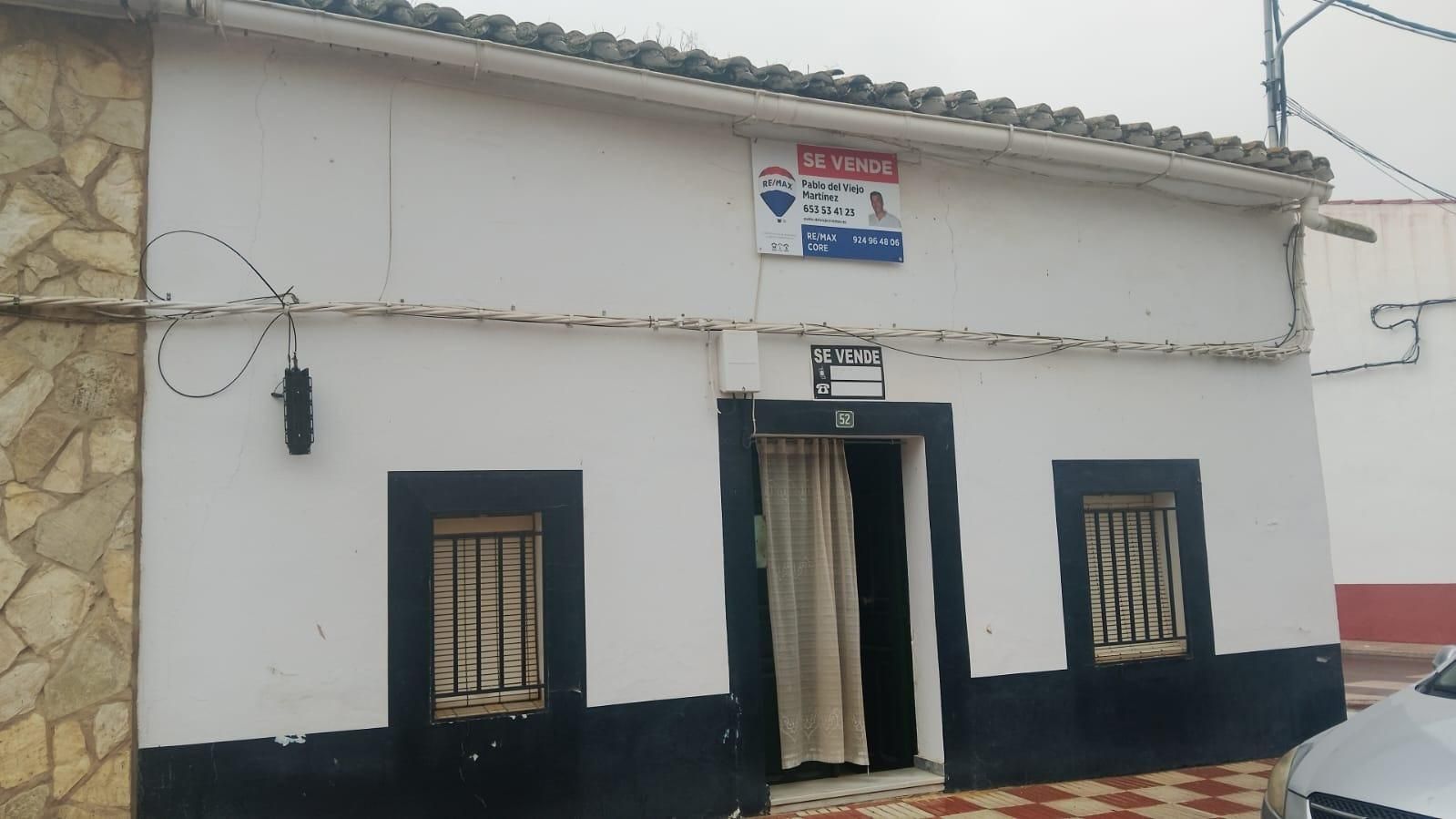 Vista exterior de Casa o xalet en venda en Navalvillar de Pela amb Calefacció, Jardí privat i Terrassa
