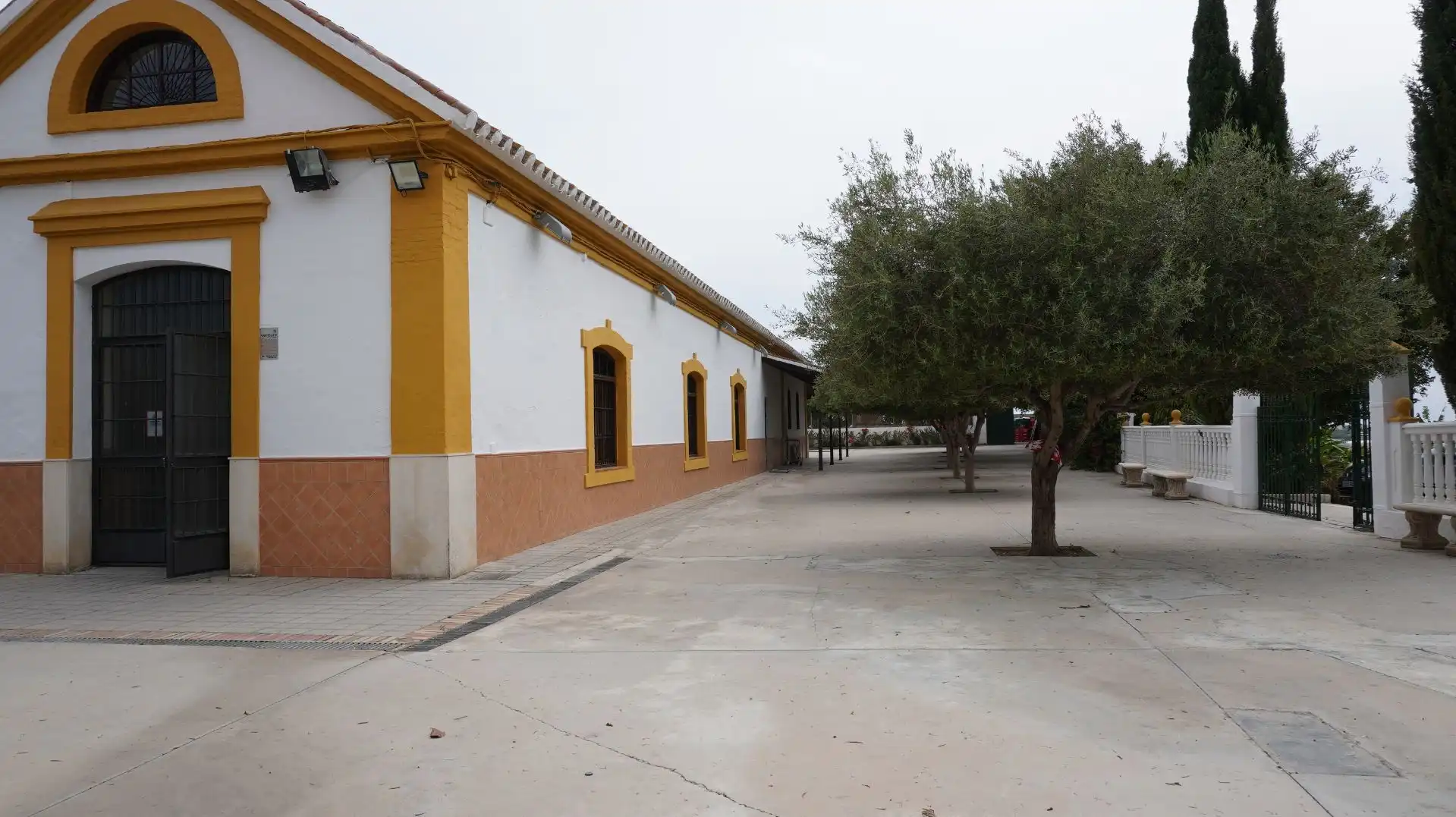 Außenansicht von Fabrikhallen zum Verkauf in Motril