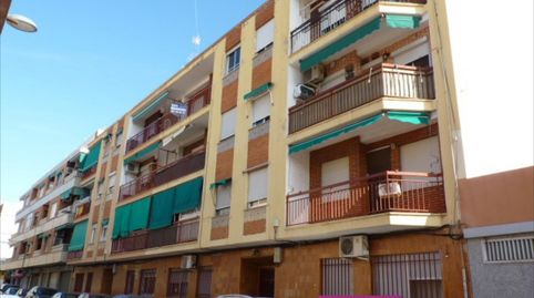 Vivienda en primera altura sin ascensor. Consta de salón comedor, cocina, cuatro habitaciones un baño, y dos balcones. Certificado