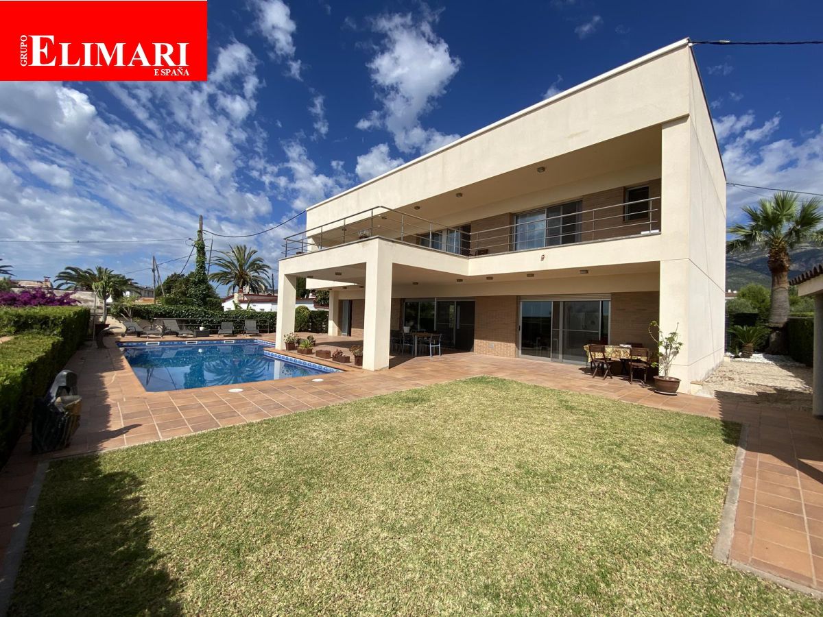 Vista exterior de Casa o xalet en venda en Alcanar amb Jardí privat, Terrassa i Piscina