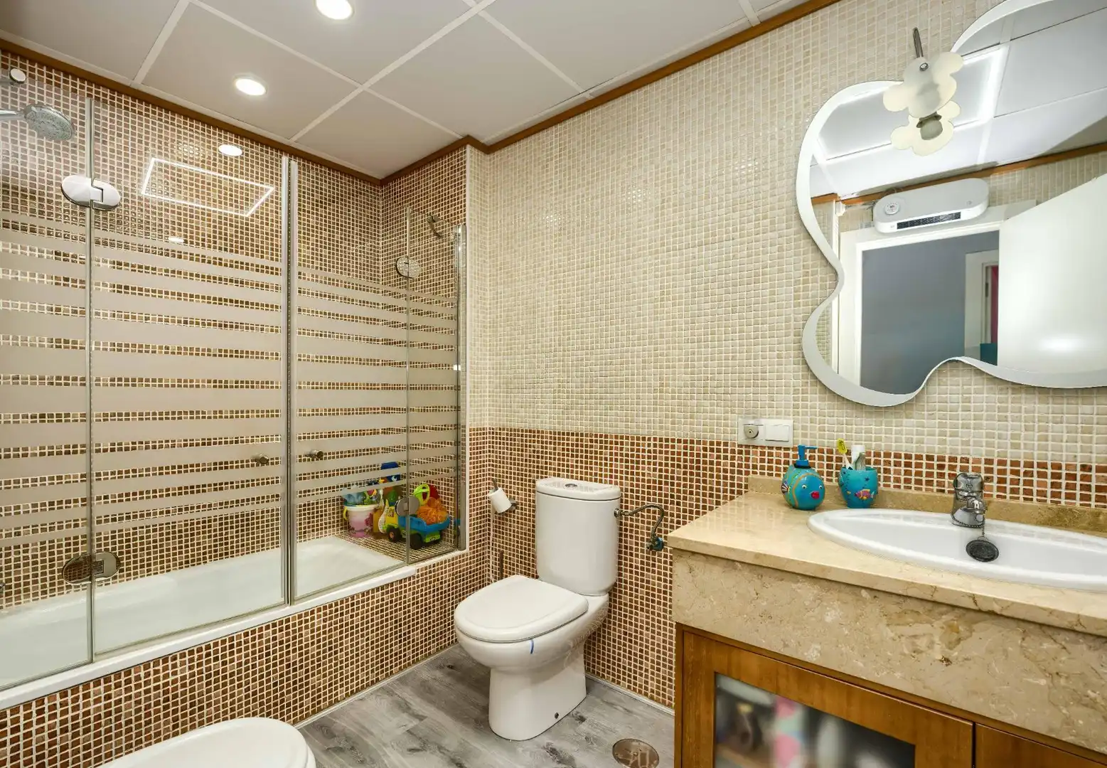 Badezimmer von Einfamilien-Reihenhaus zum Verkauf in Espartinas mit Klimaanlage, Heizung und Parkett