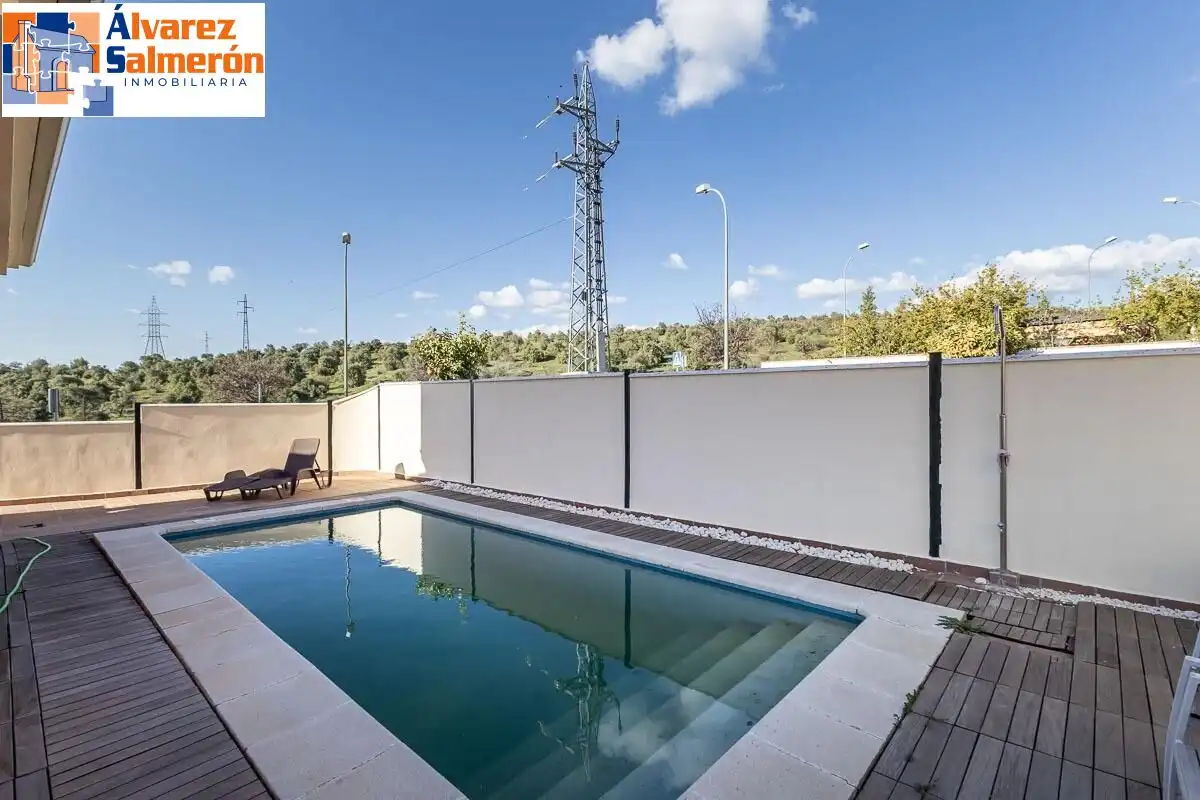 Piscina de Casa adosada en venta en Huétor Vega con Aire acondicionado, Terraza y Trastero