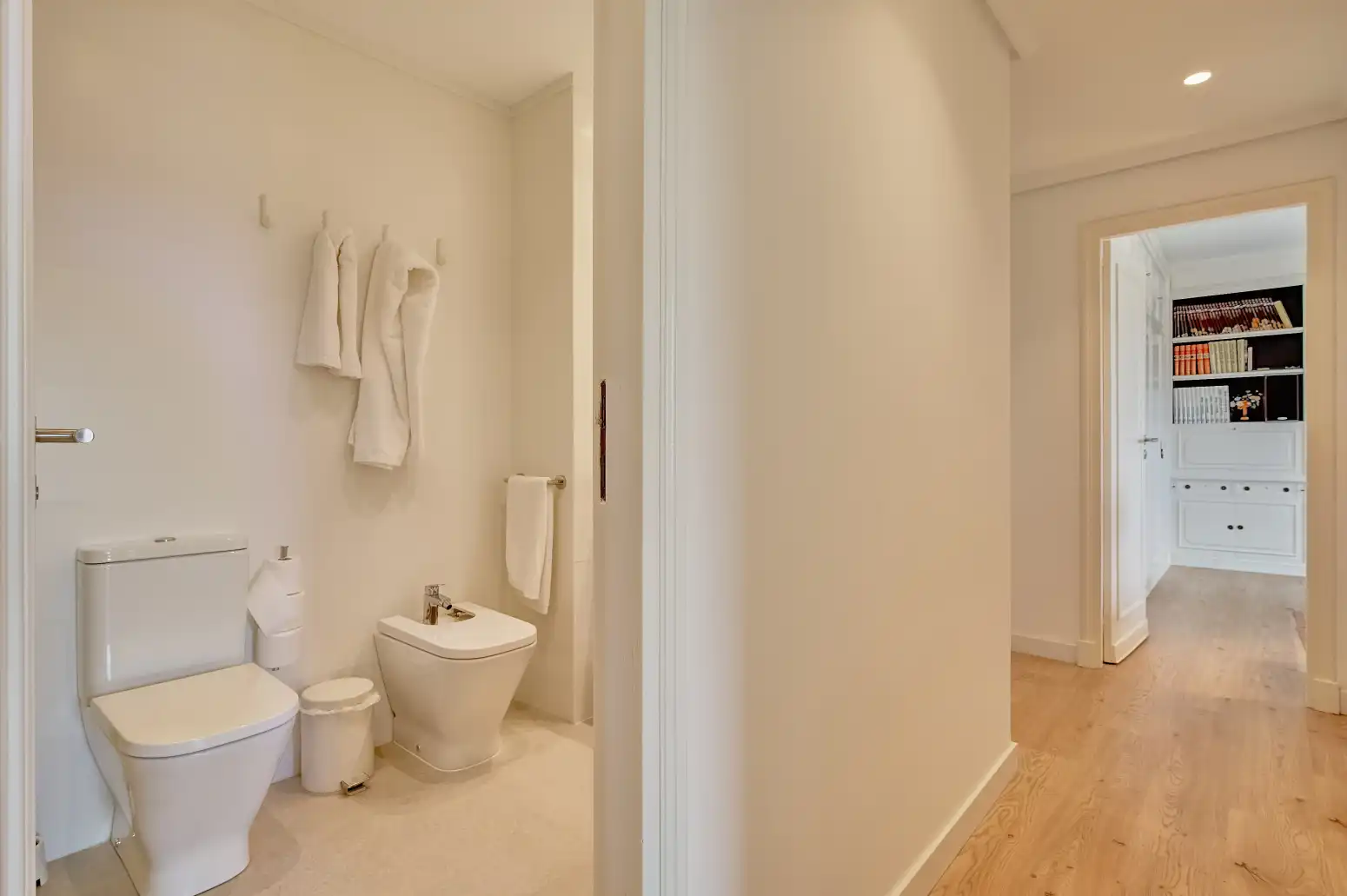 Bathroom of Flat for sale in  Pamplona / Iruña  with Heating and Parquet flooring
