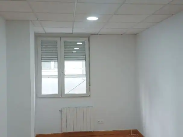 Büro zur Miete in Burgos mit Heizung, Internet und Alarm