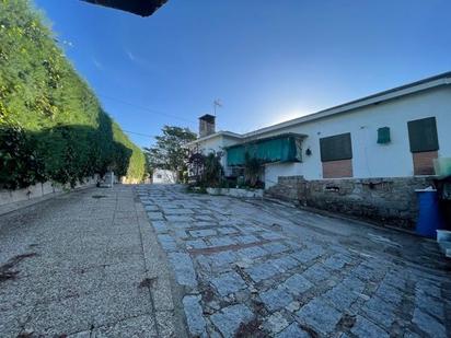 Vista exterior de Casa o xalet en venda en Valdemorillo amb Jardí privat, Terrassa i Traster