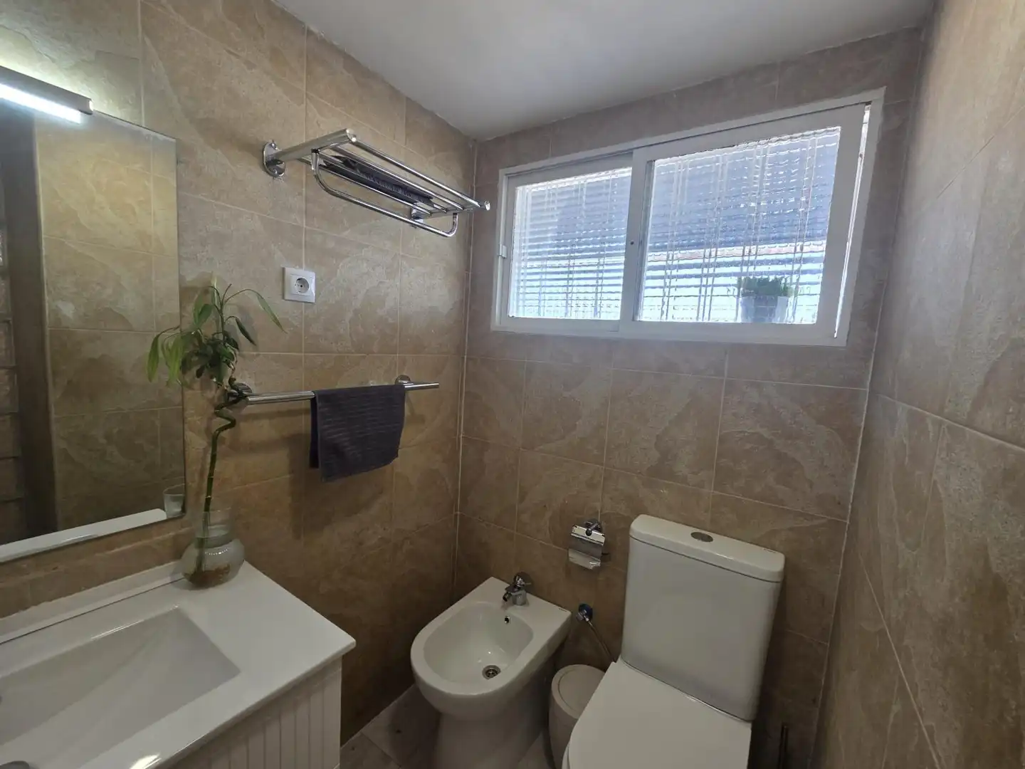 Baño de Piso de alquiler en Benalmádena con Terraza y Piscina comunitaria