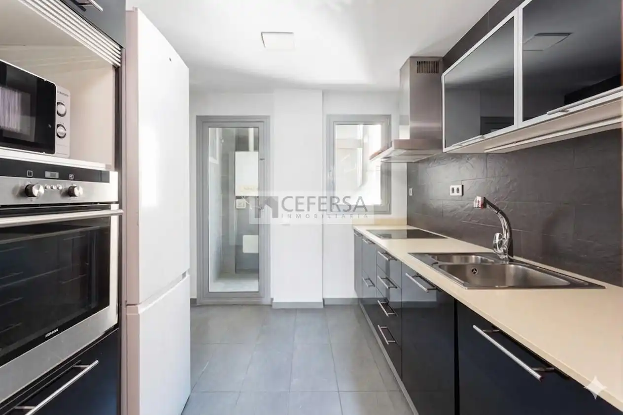 Küche von Wohnung zum Verkauf in Barcelona mit Klimaanlage, Parkett und Terrasse