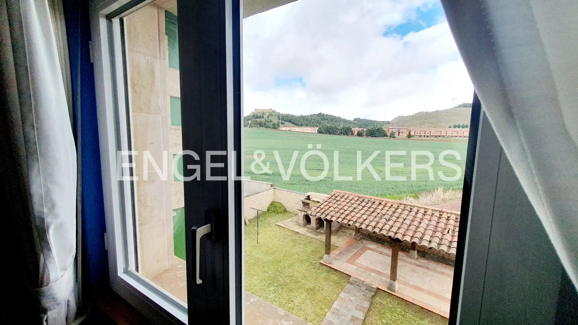Vista exterior de Casa adosada en venta en Aguilar de Campoo con Calefacción, Jardín privado y Parquet