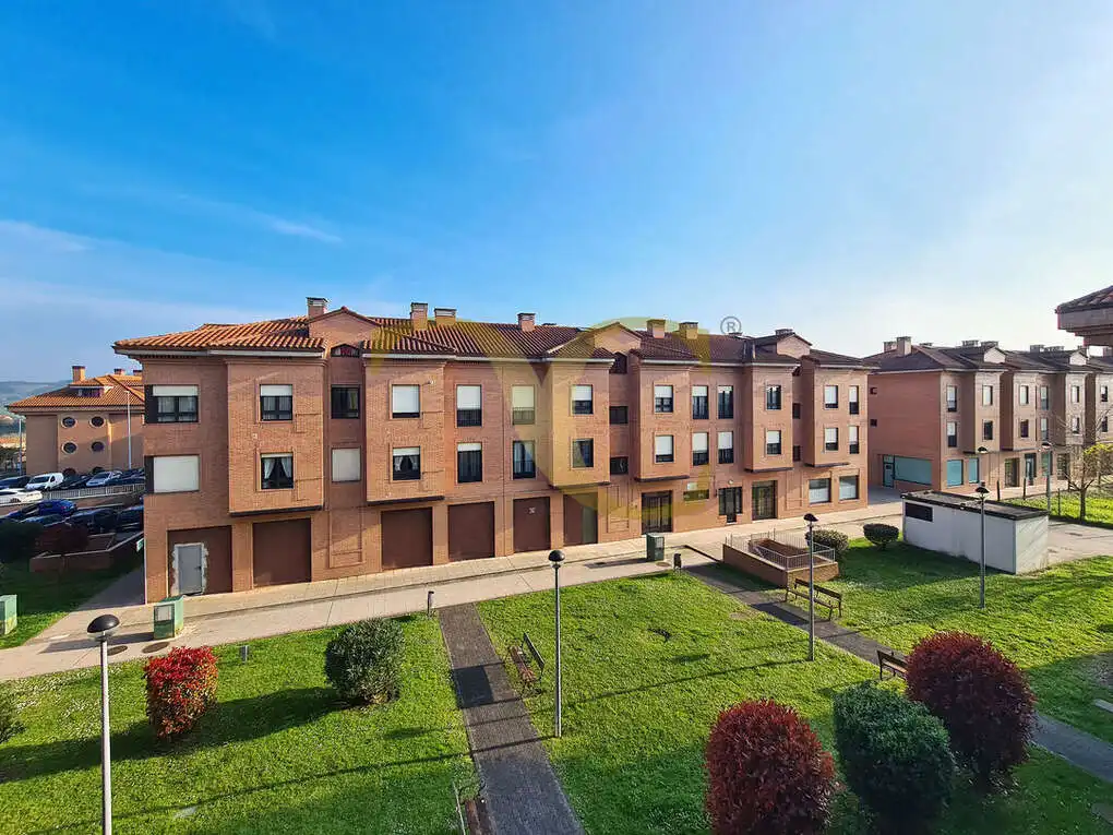 Vista exterior de Dúplex en venda en Avilés amb Calefacció, Jardí privat i Traster