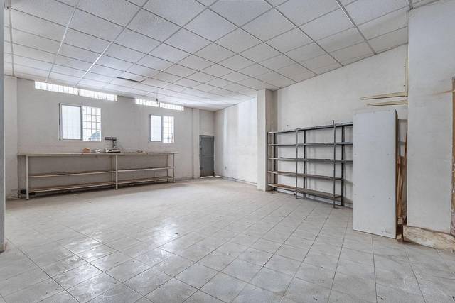 Local comercial en Venta en Calle PUERTA LORCA, 2 en Baza