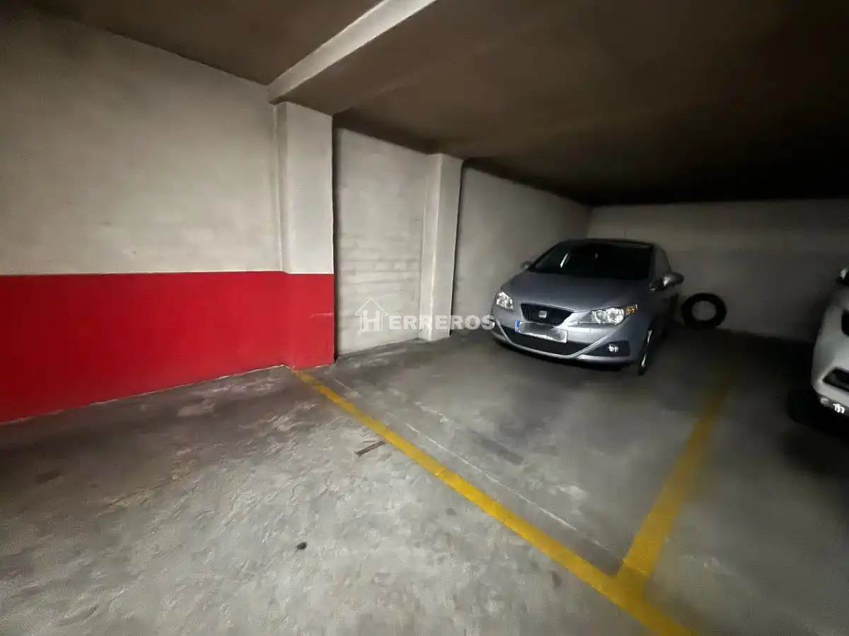 Parking de Piso en venta en  Logroño con Calefacción, Terraza y Trastero
