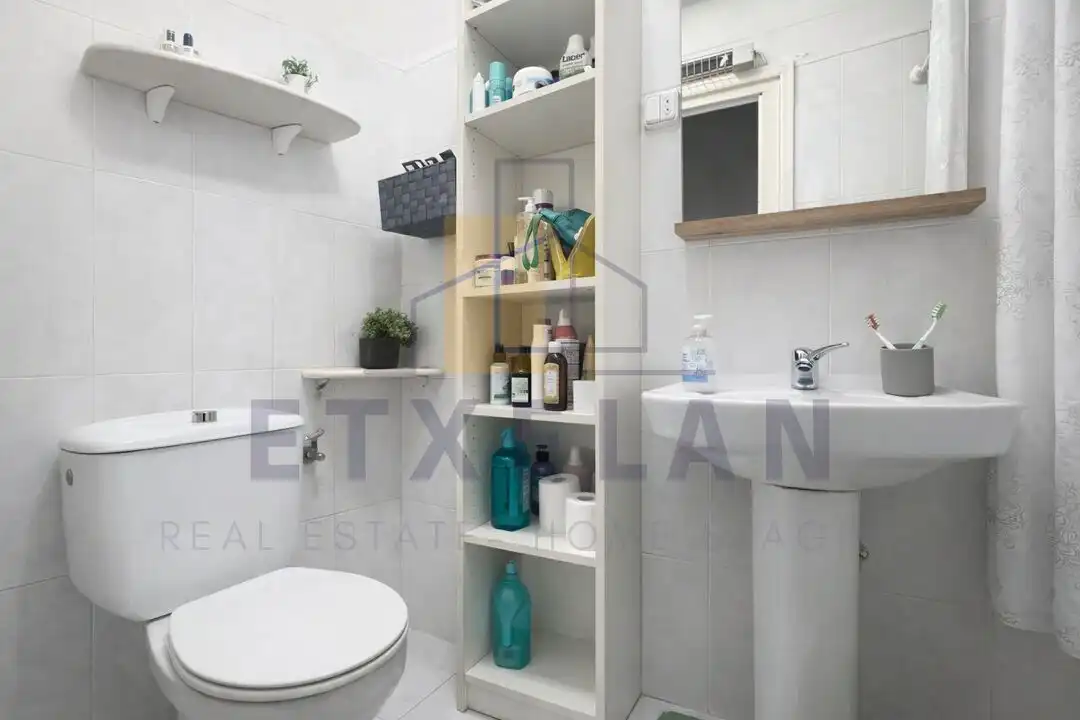 Badezimmer von Wohnung zum Verkauf in Elorrio mit Heizung, Abstellraum und Balkon