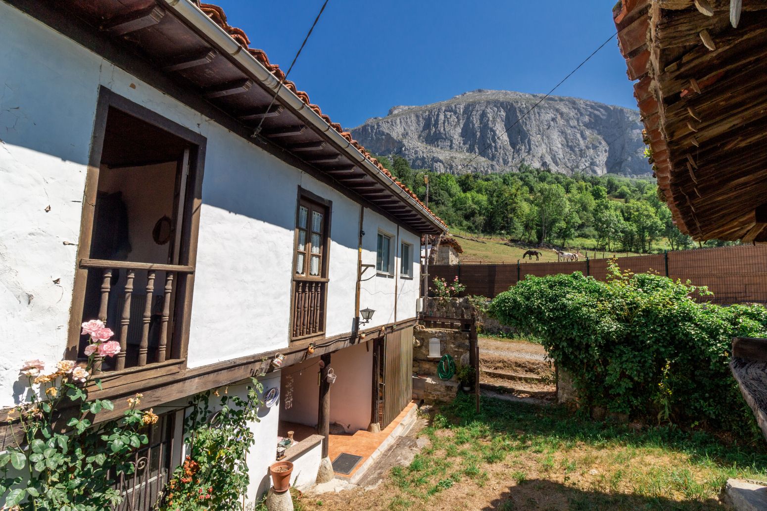 Vista exterior de Casa adosada en venda en Teverga amb Calefacció i Jardí privat